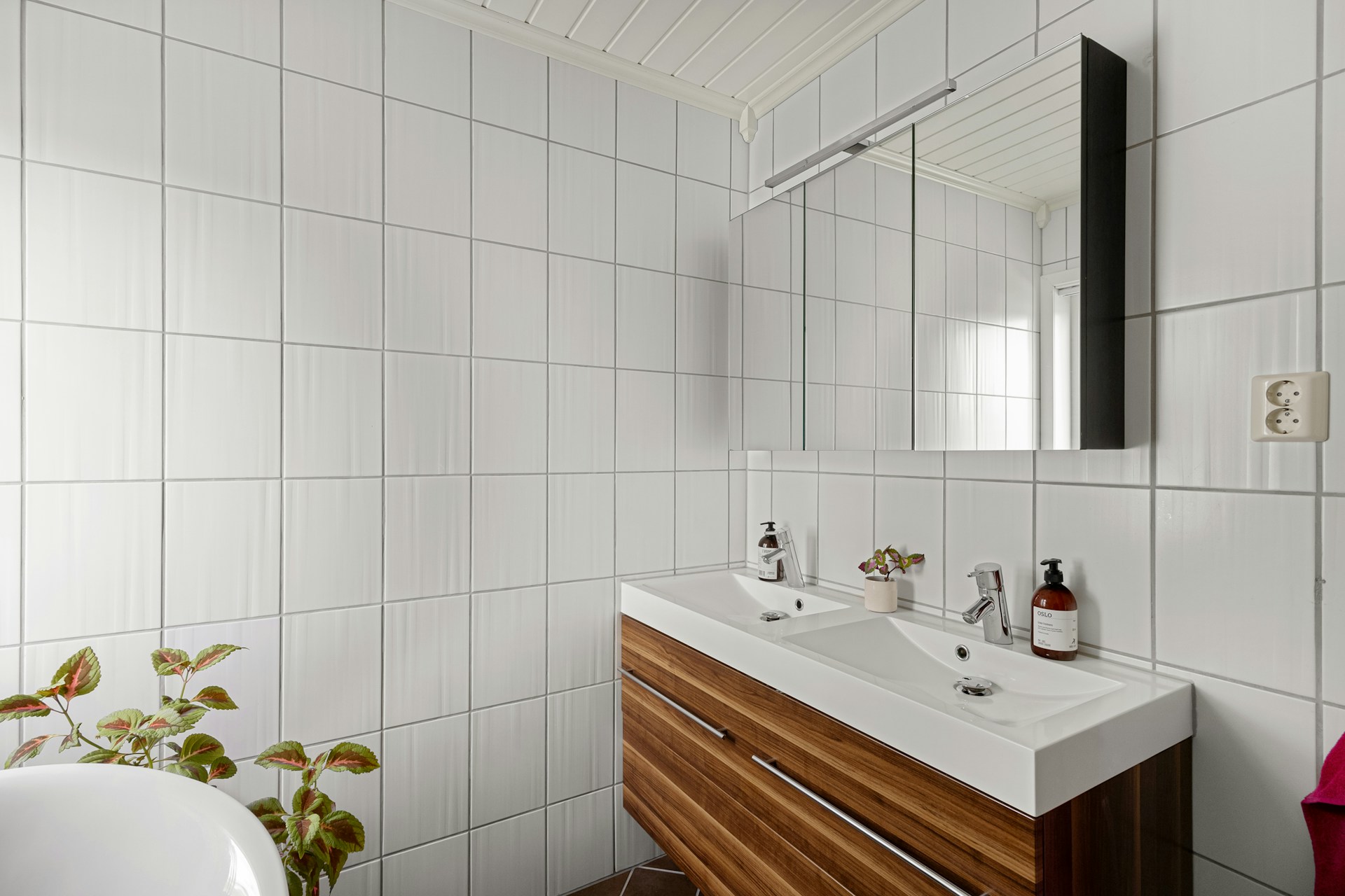 Close up image of a fully tiled bathroom